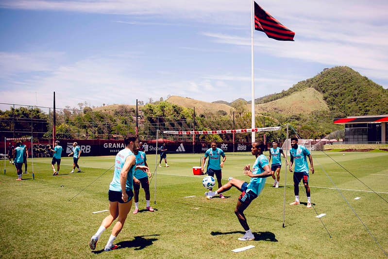 Jogadores do Flamengo jogam futvôlei antes de treino no Ninho do Urubu