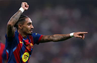 Raphinha comemora gol em Barcelona x Real Madrid pela final da Supercopa da Espanha