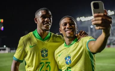 Jovem do Vasco, Leandrinho posa ao lado de Rayan, outra joia da Colina