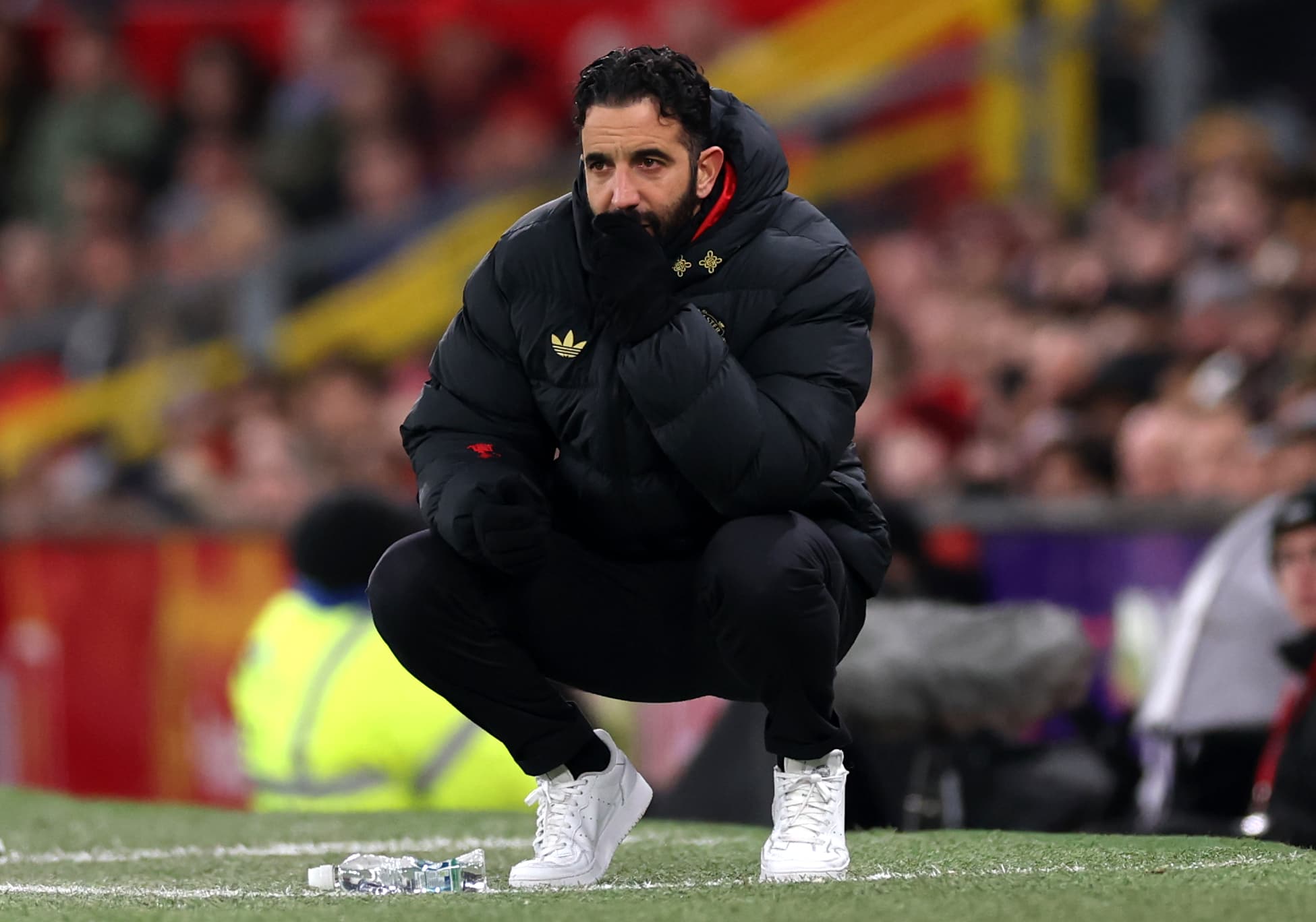 Ruben Amorim agachado com mão no rosto e semblante preocupado durante partida entre Manchester United e Wolves, pela Premier League, no Old Trafford