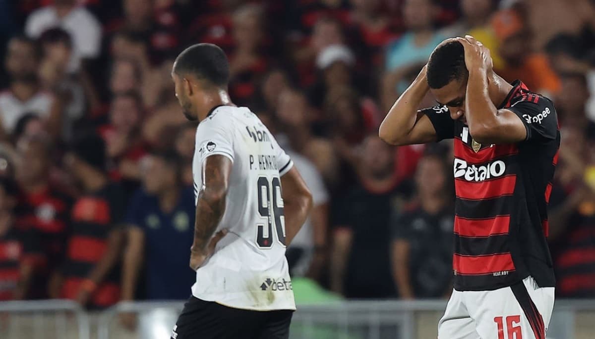 Samuel Lino em jogo do Flamengo contra o Vasco