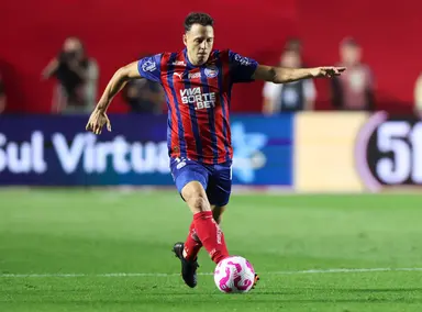 Santiago Arias, da Bahia, corre com a bola durante uma partida do Brasileirão 2025 entre São Paulo e Bahia, no Estádio MorumBIS, em 25 de outubro de 2025, em São Paulo, Brasil.