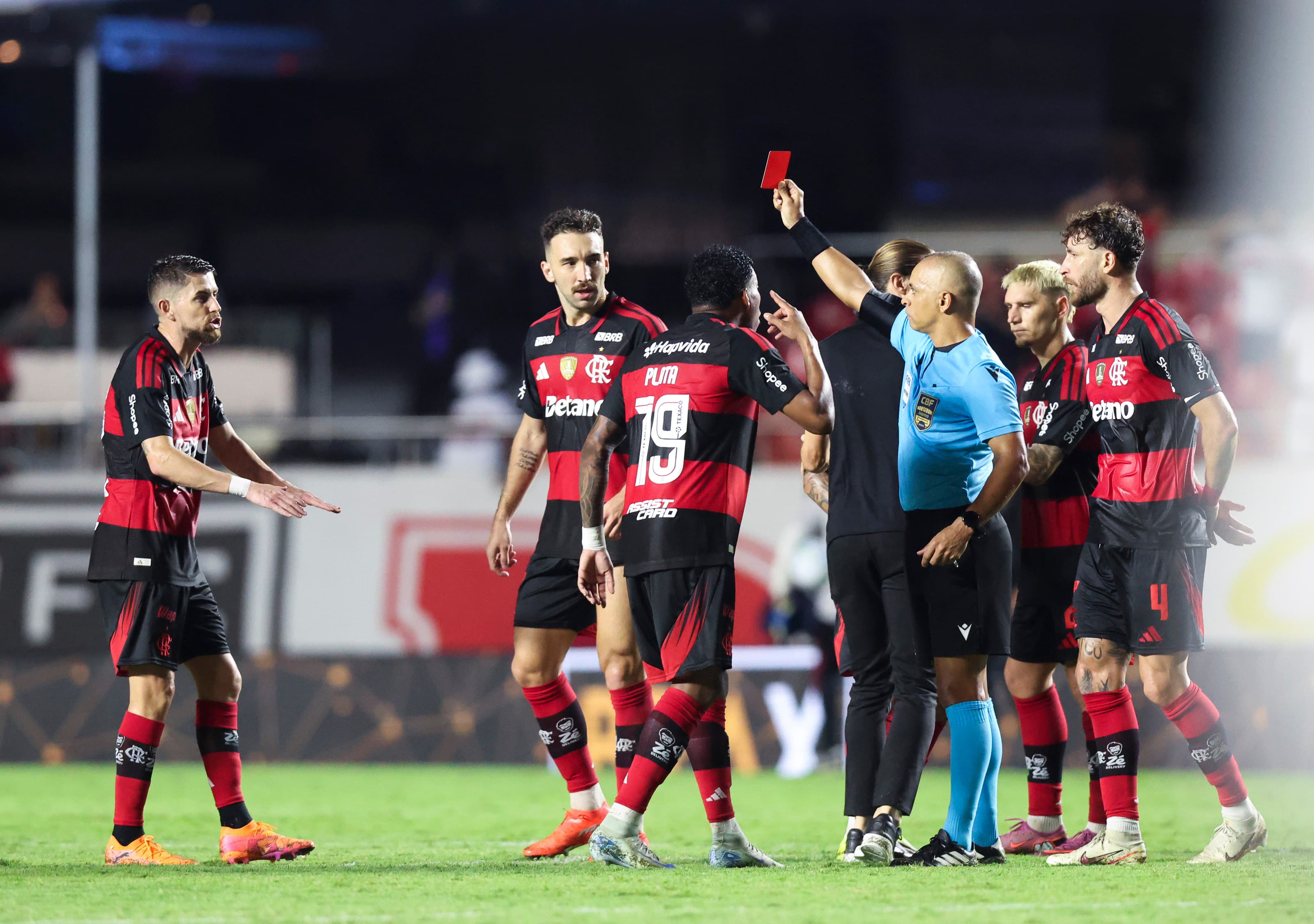Jorginho recebeu o cartão vermelho em confusão após o jogo contra o São Paulo, e Filipe Luís explicou momento