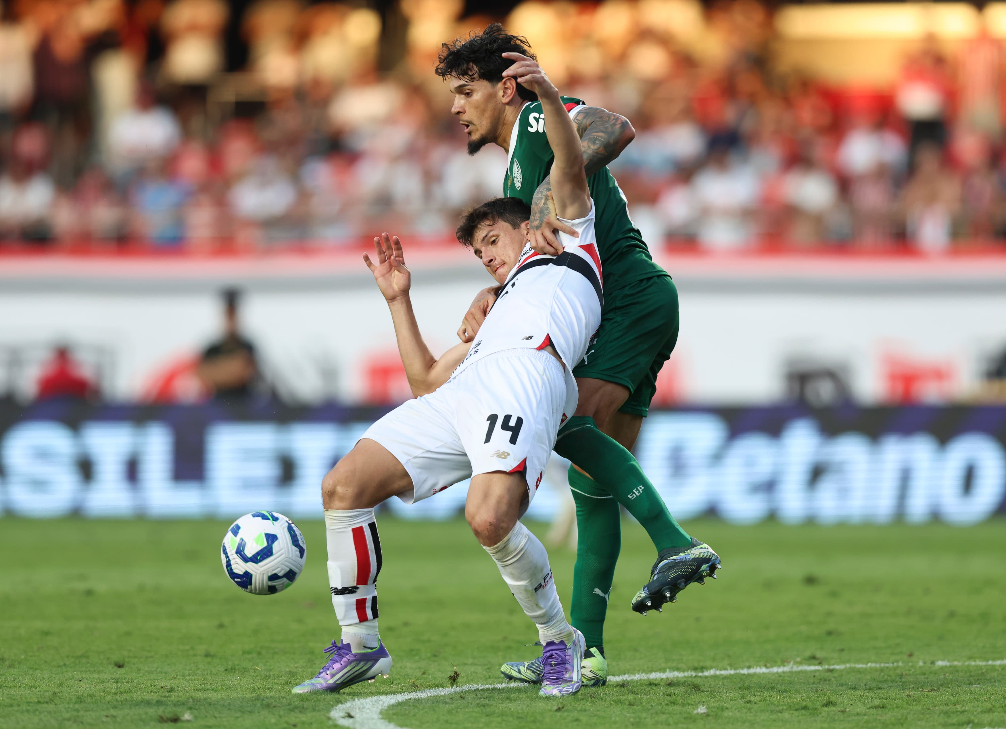 Gustavo Gómez faz falta em Tapia durante Palmeiras x São Paulo