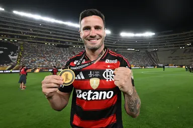 Saul Ñiguez, do Flamengo, comemora com a medalha de vencedor após a final da Copa CONMEBOL Libertadores de 2025 entre Palmeiras e Flamengo, no Estádio Monumental, em 29 de novembro de 2025, em Lima, Peru.