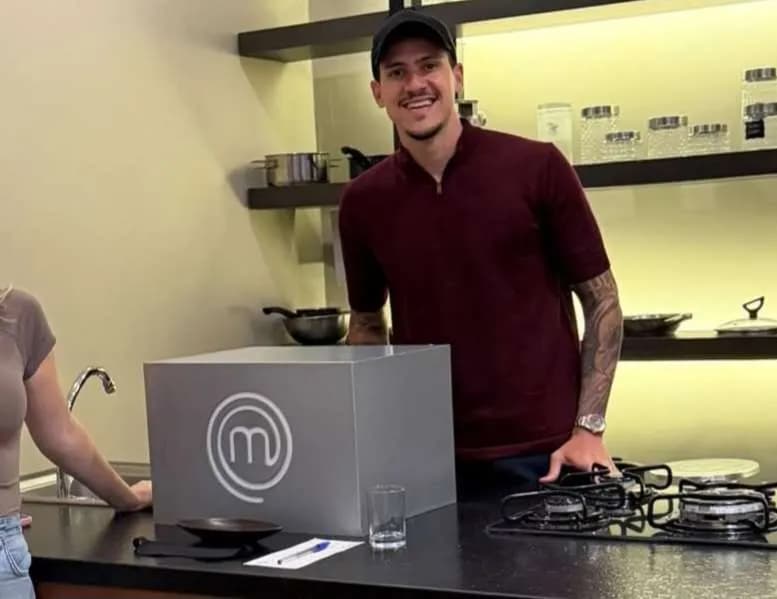Pedro, do Flamengo, na bancada do MasterChef Brasil