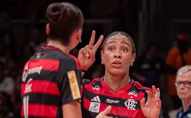 Simone Lee faz sinalização para Juju em jogo do Sesc Flamengo