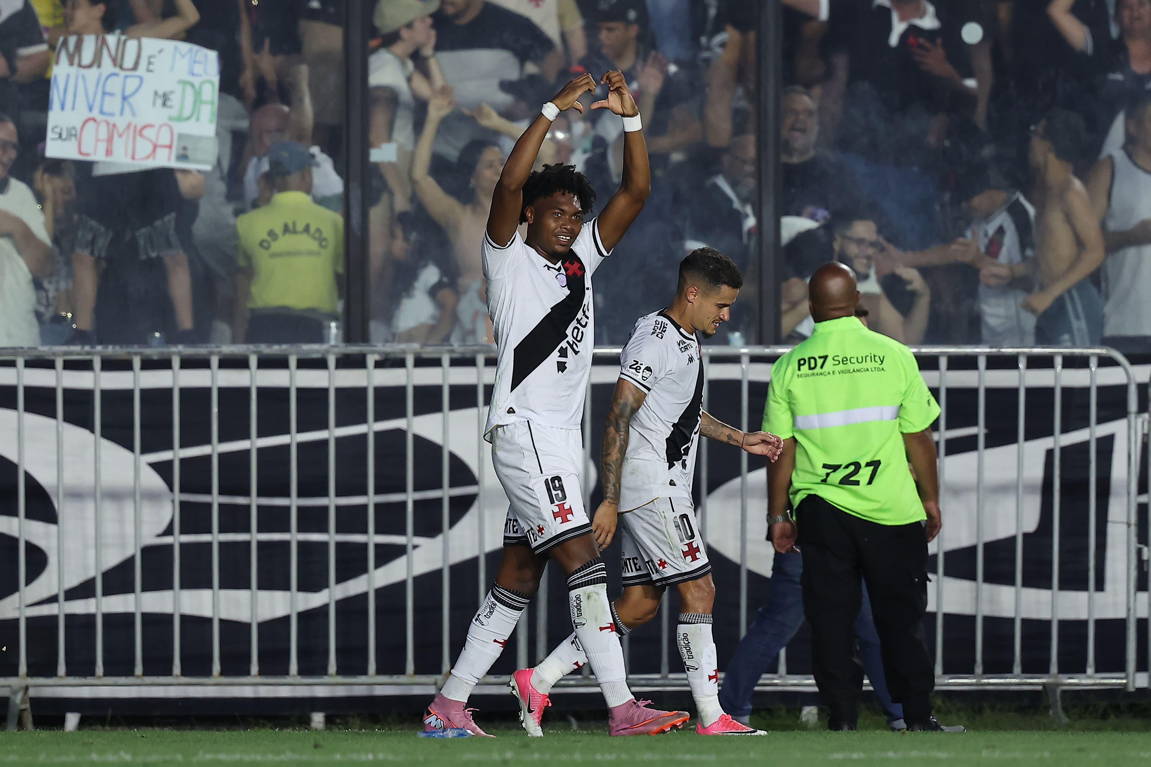 GB faz coração para comemorar gol pelo Vasco em São Januário