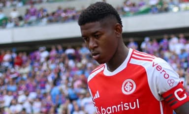 Vitão, novo zagueiro do Flamengo, em ação pelo Internacional