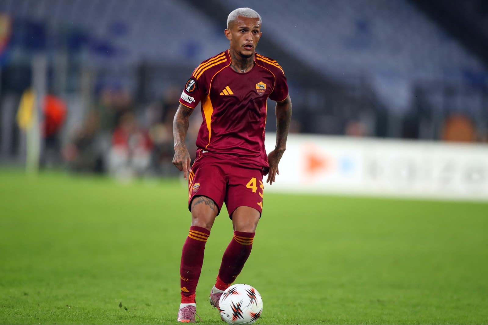 Wesley França, da AS Roma, em ação durante a partida da 3ª rodada da fase de grupos da Liga Europa da UEFA 2025/26 entre AS Roma e FC Viktoria Plzen, no Estádio Olímpico, em 23 de outubro de 2025, em Roma, Itália.