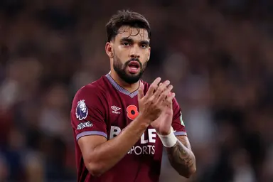 Lucas Paquetá aplaude em campo pelo West Ham