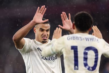 Murillo cumprimenta Gibbs-White, autor do gol da vitória em West Ham x Nottingham Forest