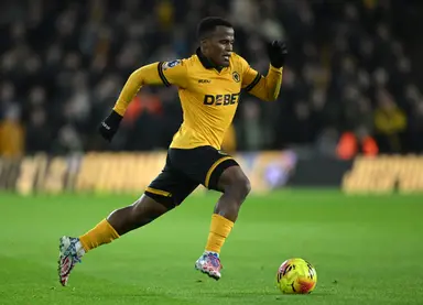 Jhon Arias, alvo do Palmeiras, correndo em campo com a camisa do Wolves, em duelo da Premier League contra o Man United
