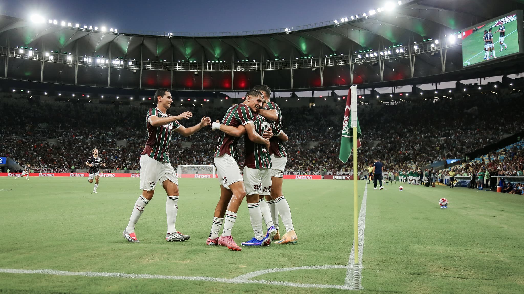 Torcida do Fluminense se mobiliza e 12 mil já estão garantidos para clássico com Vasco
