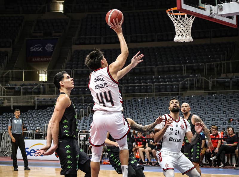 Negrete chuta para cesta em FlaBasquete x Bauru, pelo NBB, no Maracanãzinho