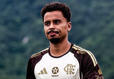 Allan durante treinamento do Flamengo no Ninho do Urubu