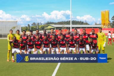 Sub-20 do Flamengo perfilado antes de jogo do Brasileirão
