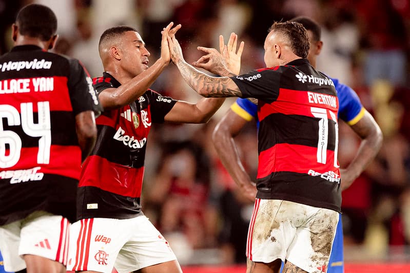 Cebolinha e Samuel Lino se cumprimentam após gol sobre o Sampaio Correa