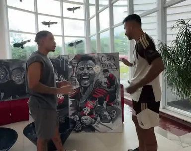 Danilo recebe arte do gol do título da Libertadores