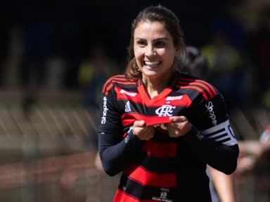 Djeni destaca escudo do Flamengo durante comemoração de gol