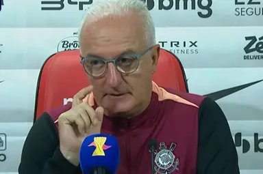 Dorival gesticula enquanto explica sofrimento do Corinthians para superar a Portuguesa no Paulistão 2026
