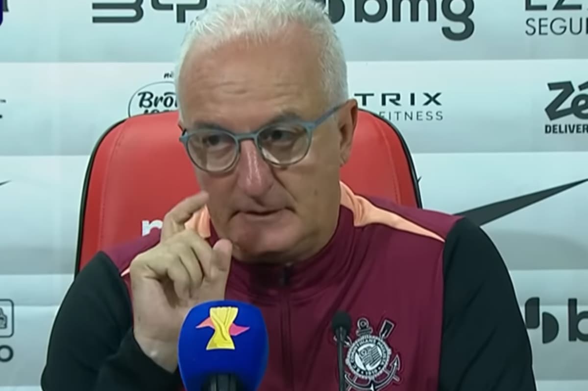 Dorival gesticula enquanto explica sofrimento do Corinthians para superar a Portuguesa no Paulistão 2026