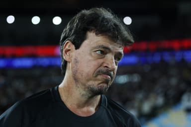 Fernando Diniz faz careta durante jogo entre Vasco e Fluminense, no Maracanã, pelo Brasileirão 2025