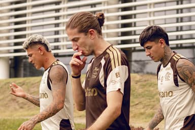 Filipe Luís, Pulgar e Carrascal durante treino do Flamengo
