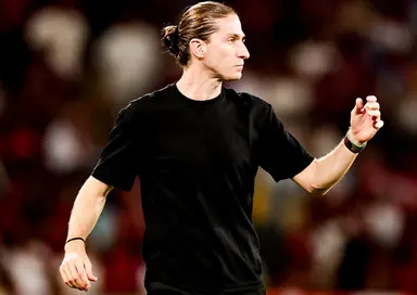 Filipe Luís na beira do banco durante Flamengo x Internacional no Maracanã