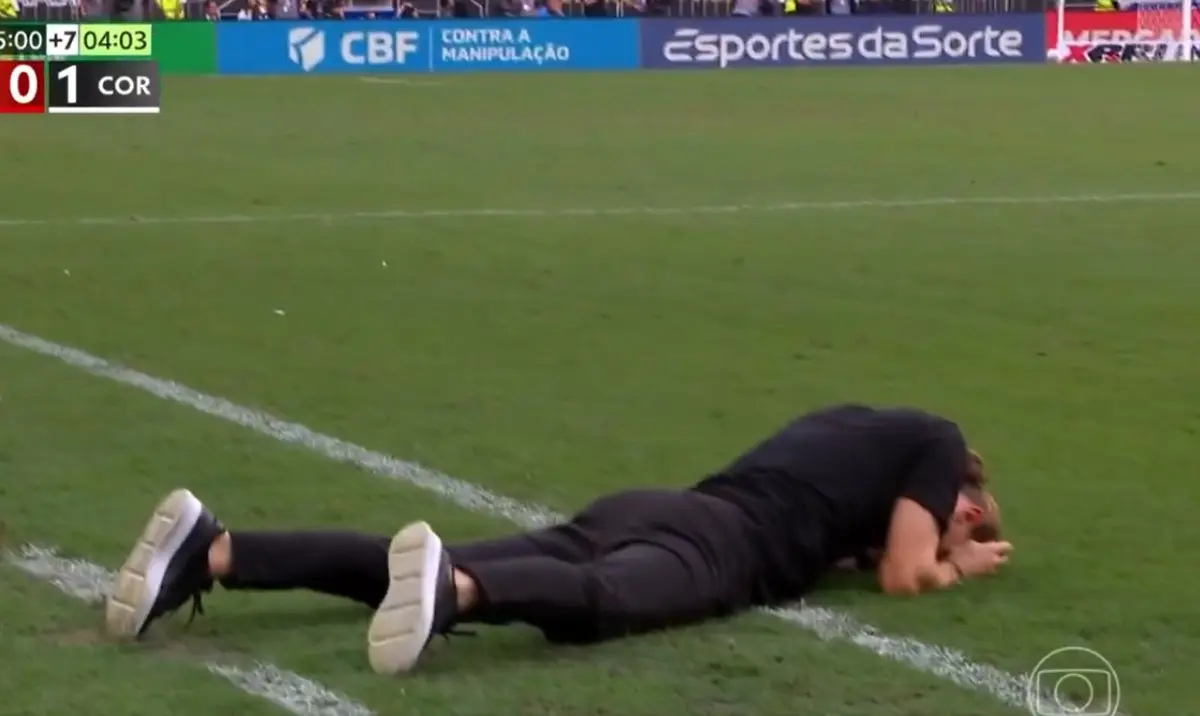 Filipe Luís em jogo do Flamengo contra o Corinthians em lance de Paquetá