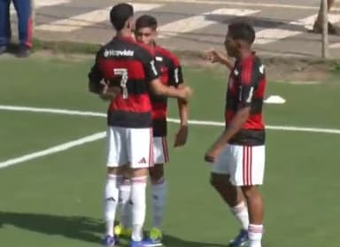 Flamengo comemora gol no Brasileirão Sub-20