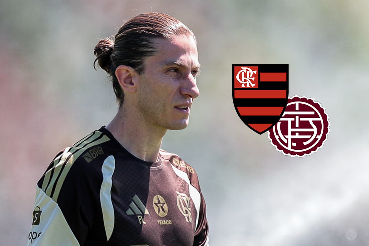 Filipe Luís durante treino do Flamengo ao lado dos escudos de Flamengo e Lanús