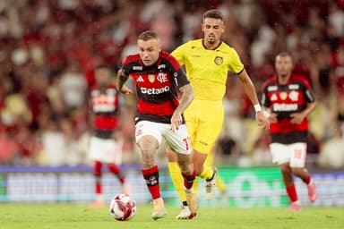 Cebolinha corre com a bola enquanto é perseguido por jogador do Madureira