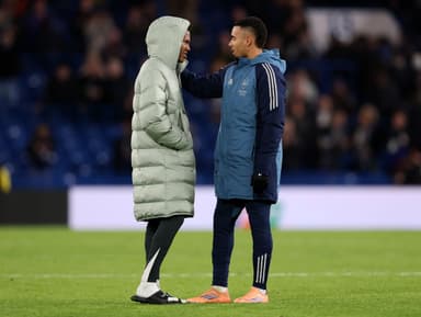 Gabriel Jesus, do Arsenal, conversa com Estevão, do Chelsea, após a partida da Premier League entre Chelsea e Arsenal no Stamford Bridge, em 30 de novembro de 2025, em Londres, Inglaterra. (Foto de Ryan Pierse/Getty Images)