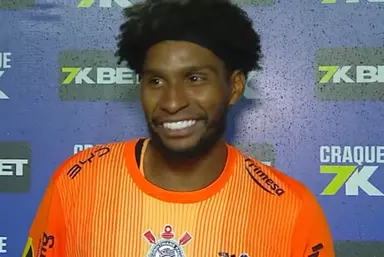 Hugo Souza sorridente durante entrevista após classificação do Corinthians após vencer a Portuguesa no Paulistão 2026