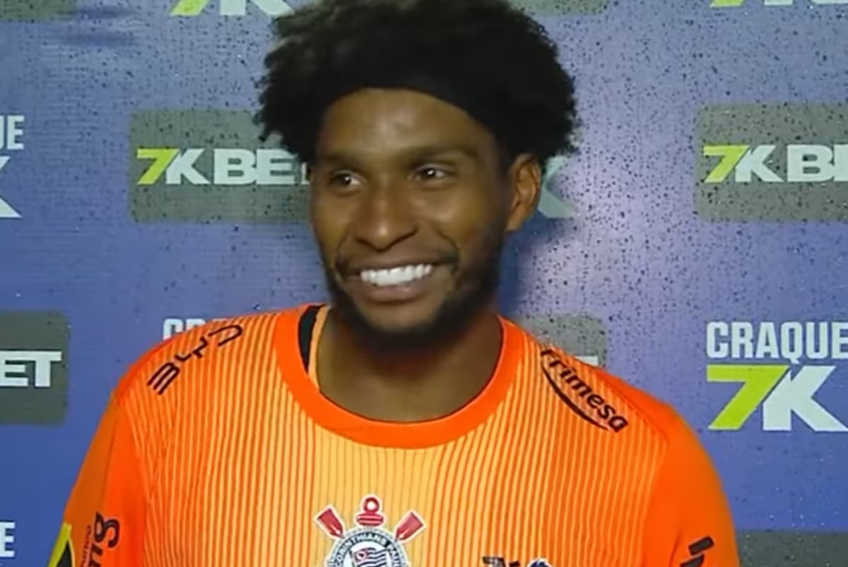 Hugo Souza sorridente durante entrevista após classificação do Corinthians após vencer a Portuguesa no Paulistão 2026