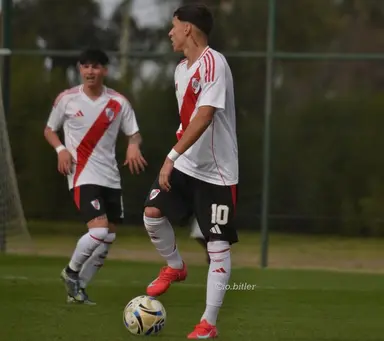 Juan Sayago em campo pela base do River Plate