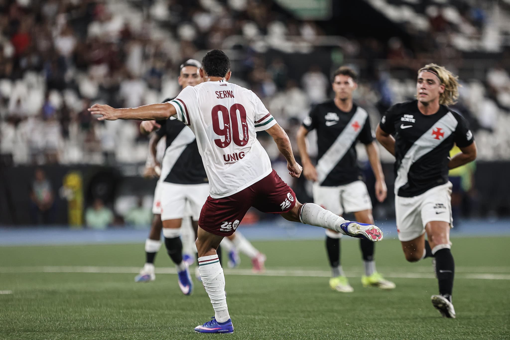 Kevin Serna engata finalização que culminou no gol da vitória do Fluminense sobre o Vasco no jogo de ida da semifinal do Campeonato Carioca 2026