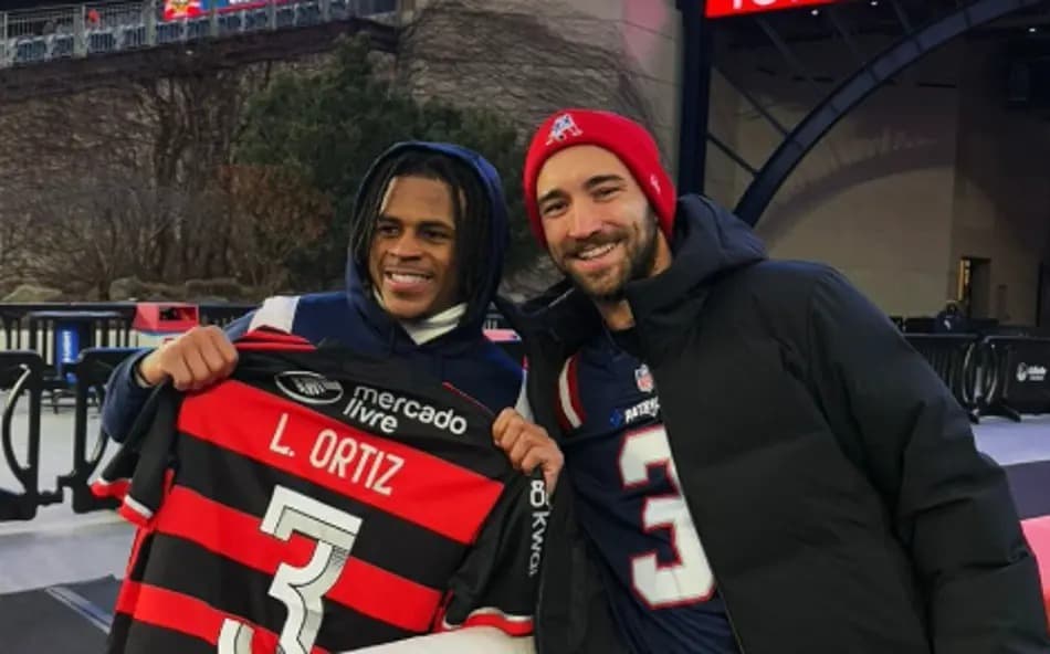 Léo Ortiz presenteia Demario Douglas, do Patriots com a camisa da seleção brasileir