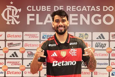 Lucas Paquetá faz dois 'hang loses' com a camisa do Flamengo na apresentação