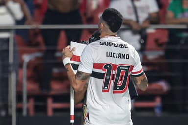 Luciano comemorando gol no Morumbis