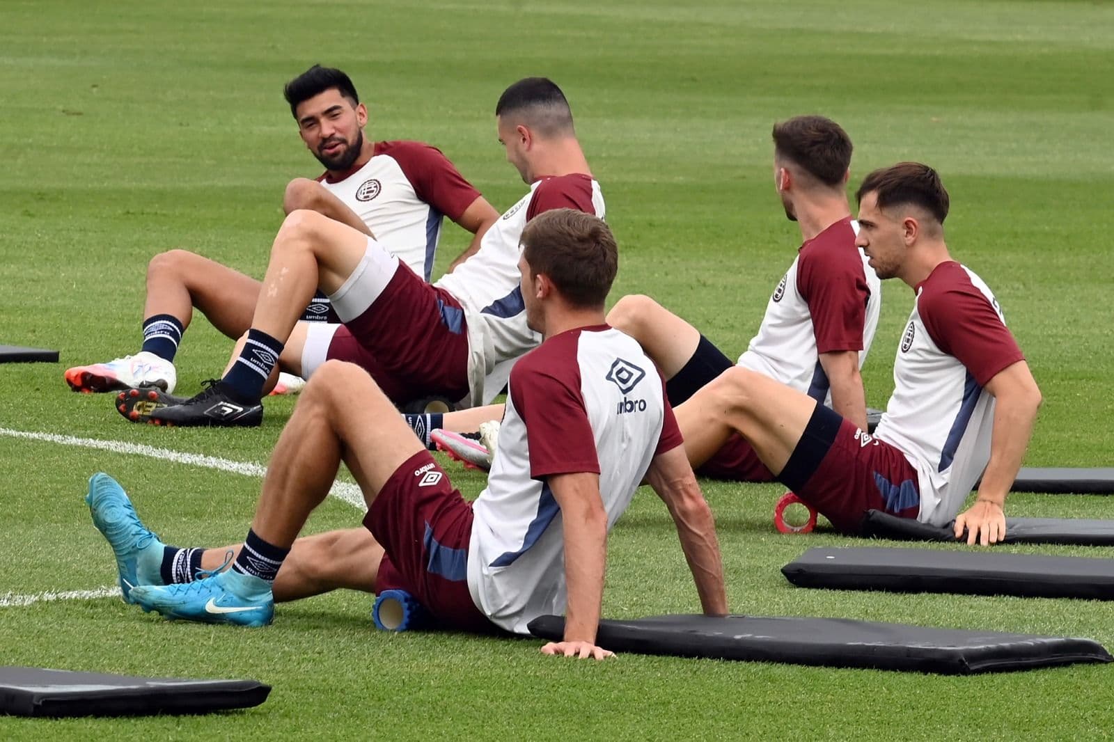 Jogadores do Lanus durante um treino antes da Copa CONMEBOL Sul-Americana de 2025, no Estádio La Arboleda, em 21 de novembro de 2025, em Assunção, Paraguai.