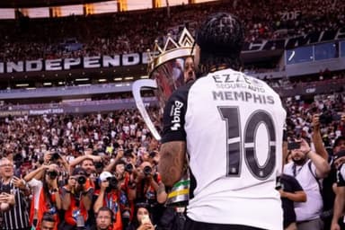Memphis Depay celebrando título da Supercopa do Brasil