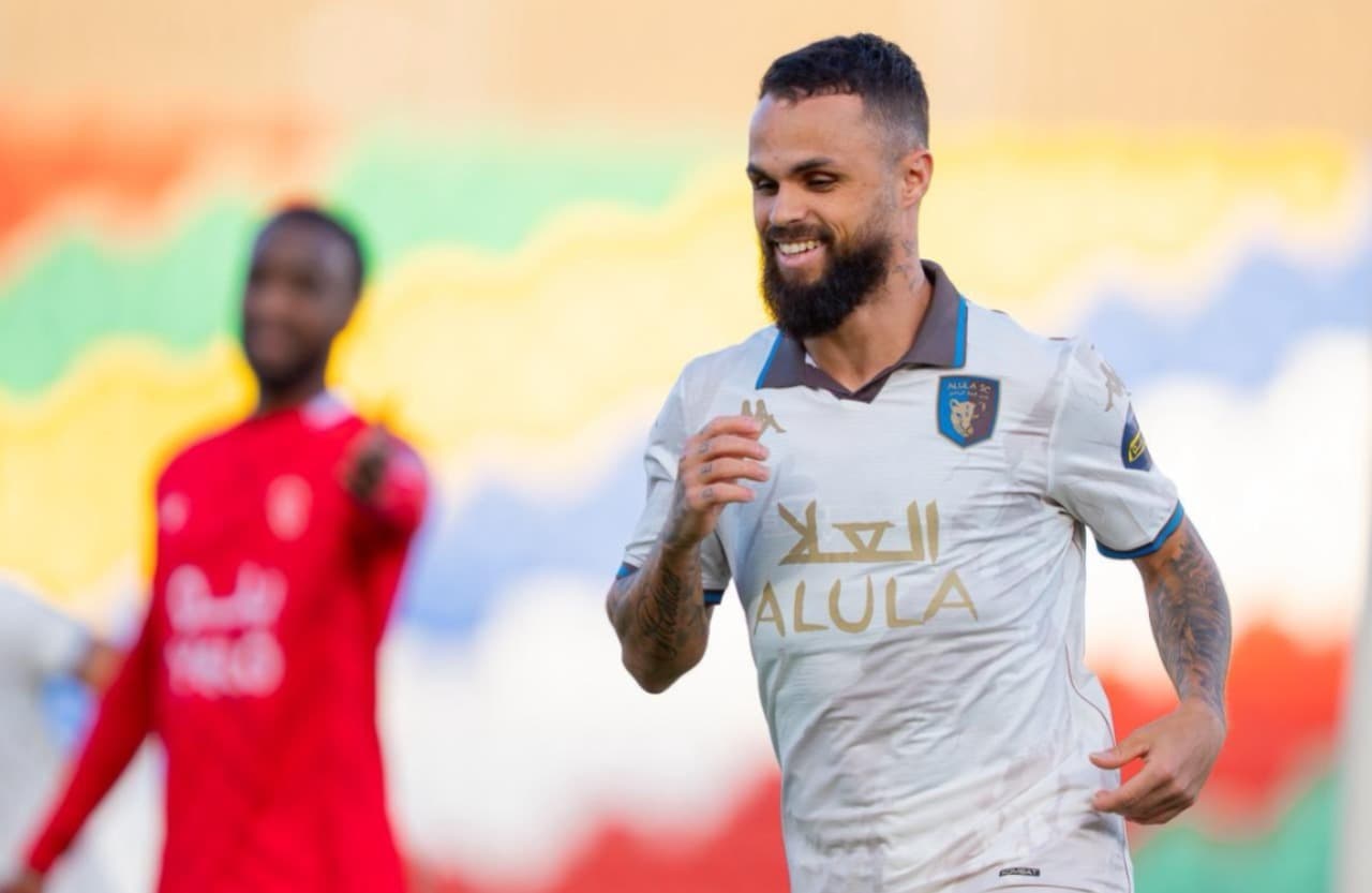 Michael comemorando gol em sua estreia pelo Al Ula