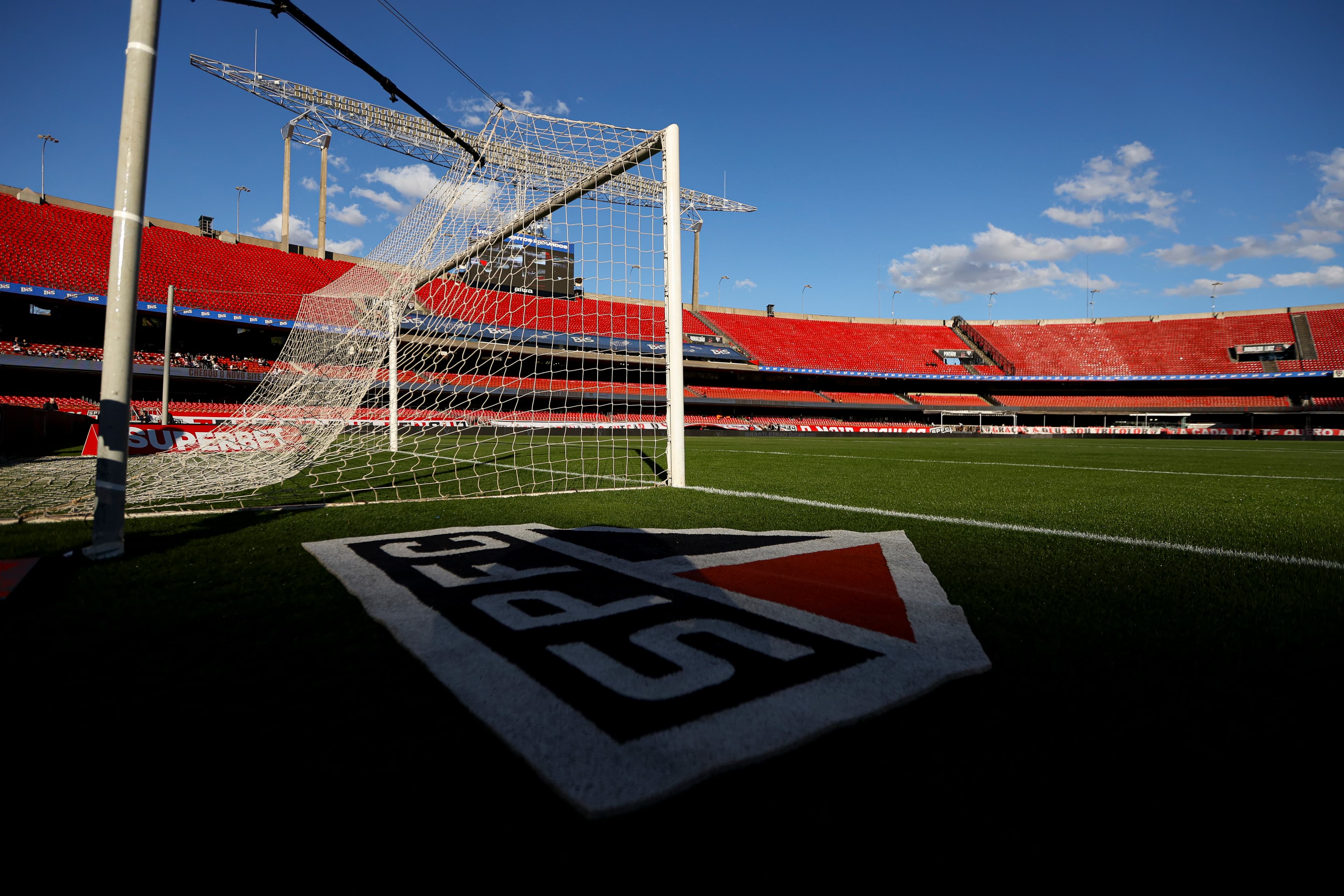 Imagem panorâmica do Morumbi da lateral de um dos gols mostrando escudo do São Paulo no campo