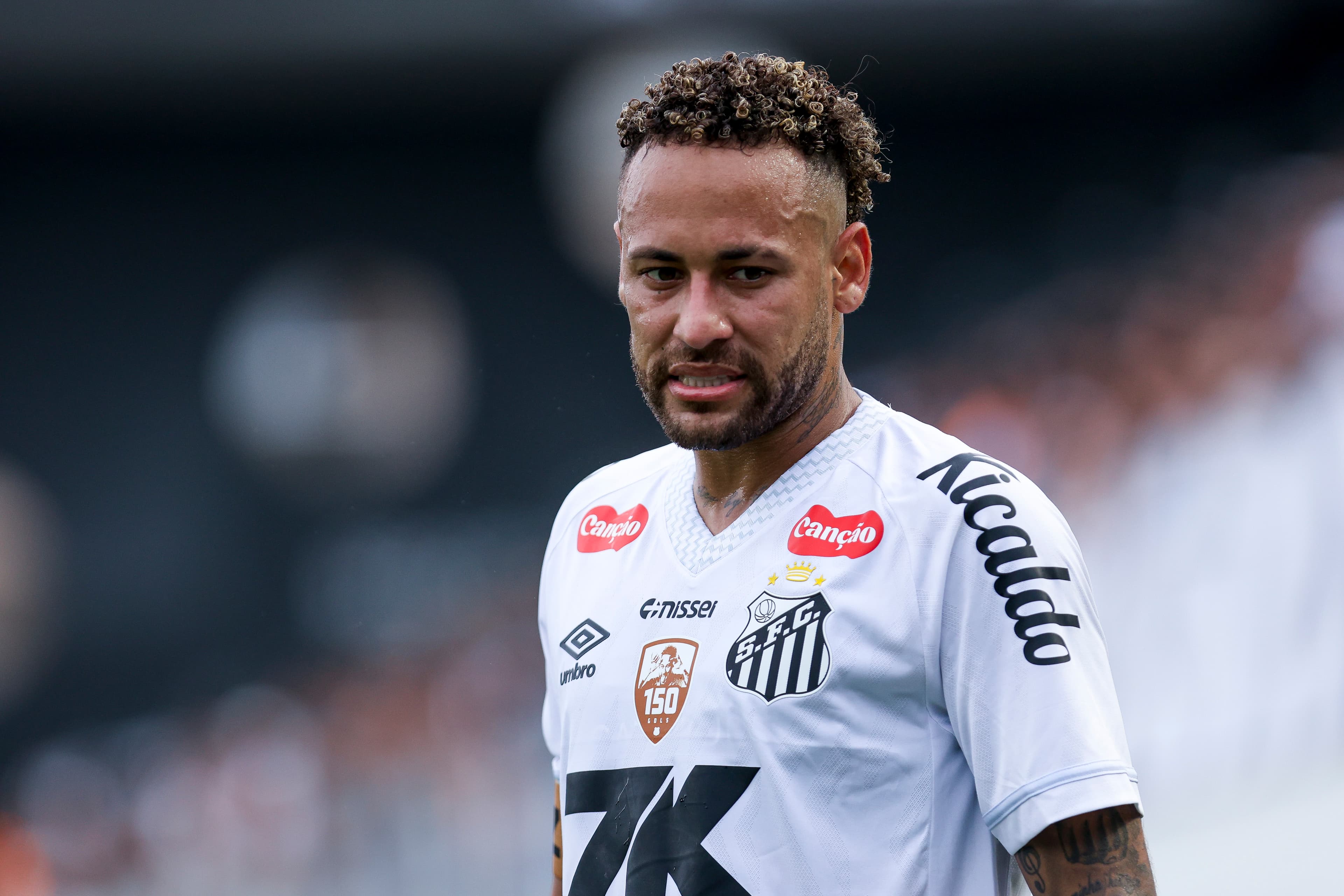 Neymar faz cara feia durante jogo do Santos pelo Brasileirão 2025