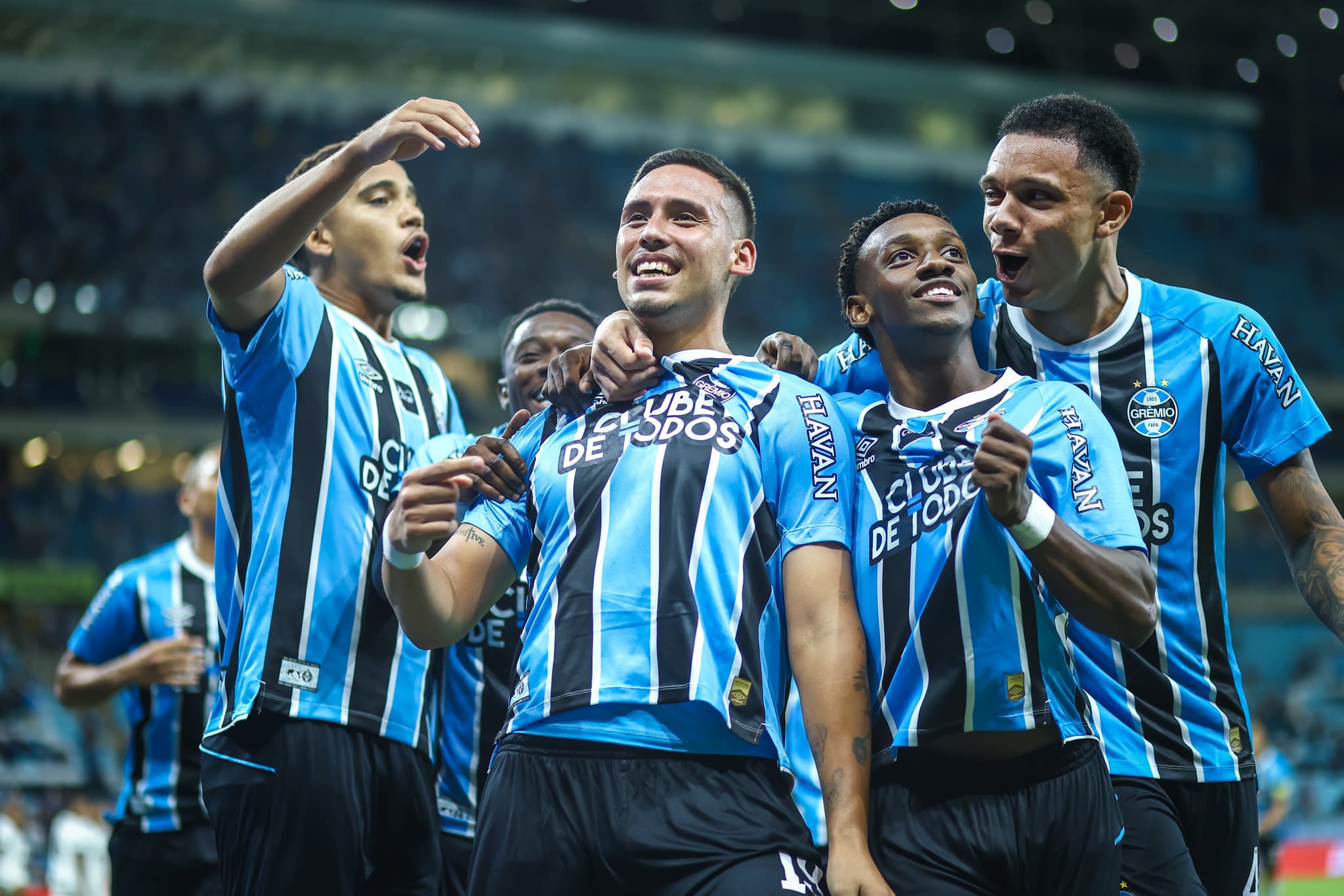Noriega celebra gol sendo agarrado por companheiros durante Grêmio x Atlético-MG pelo Brasileirão 2026