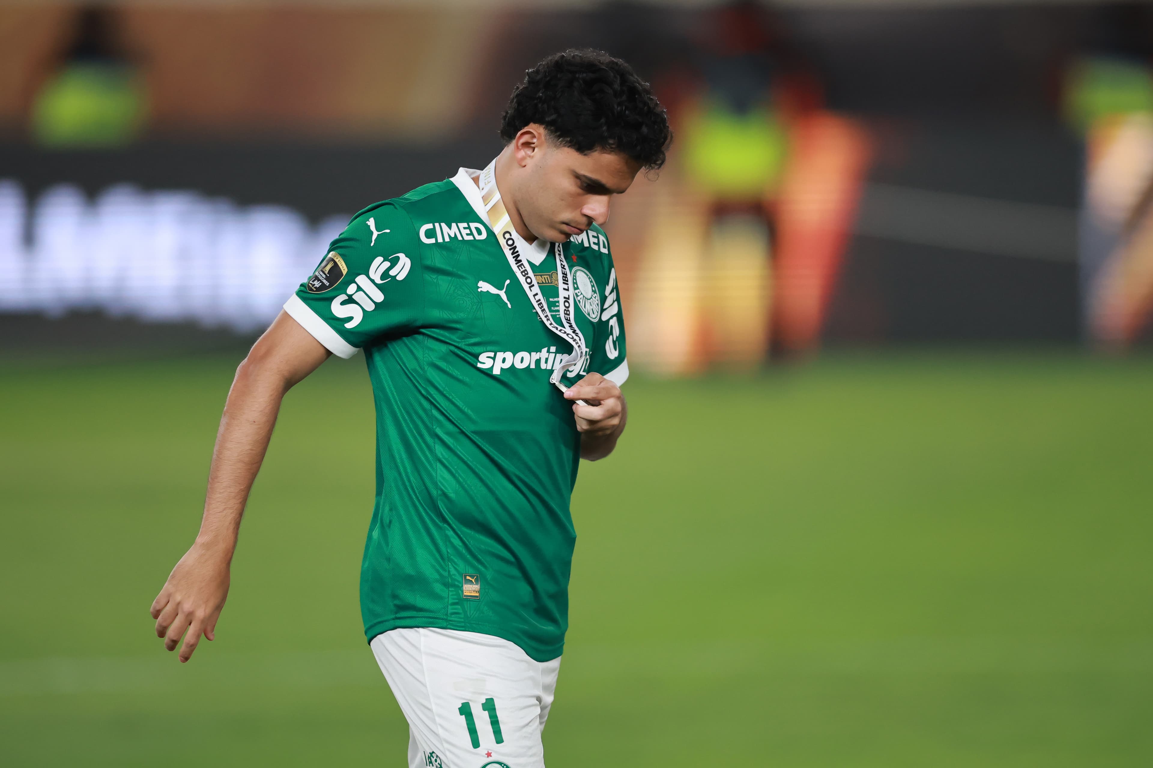 Bruno Rodrigues, atacante do Palmeiras, cabisbaixo com a medalha de segundo colocado da Libertadores, após o Palmeiras ser derrotado pelo Flamengo, em Lima, 2025