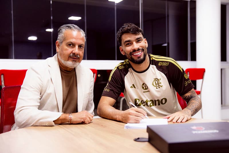 Boto e Paquetá na assinatura de contrato