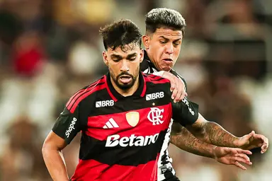 Paquetá duelando com Matheus Martins durante Flamengo x Botafogo, pelo Carioca